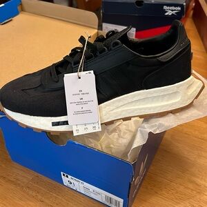 NWT Adidas Retrophy E5 Size 9.5